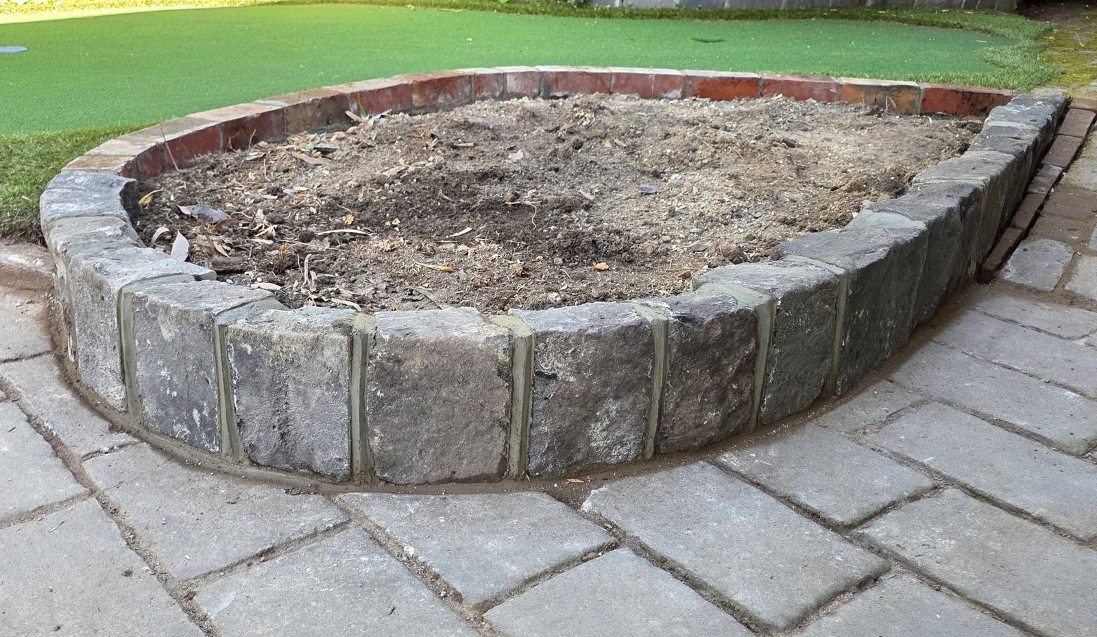 Bluestone round garden bed